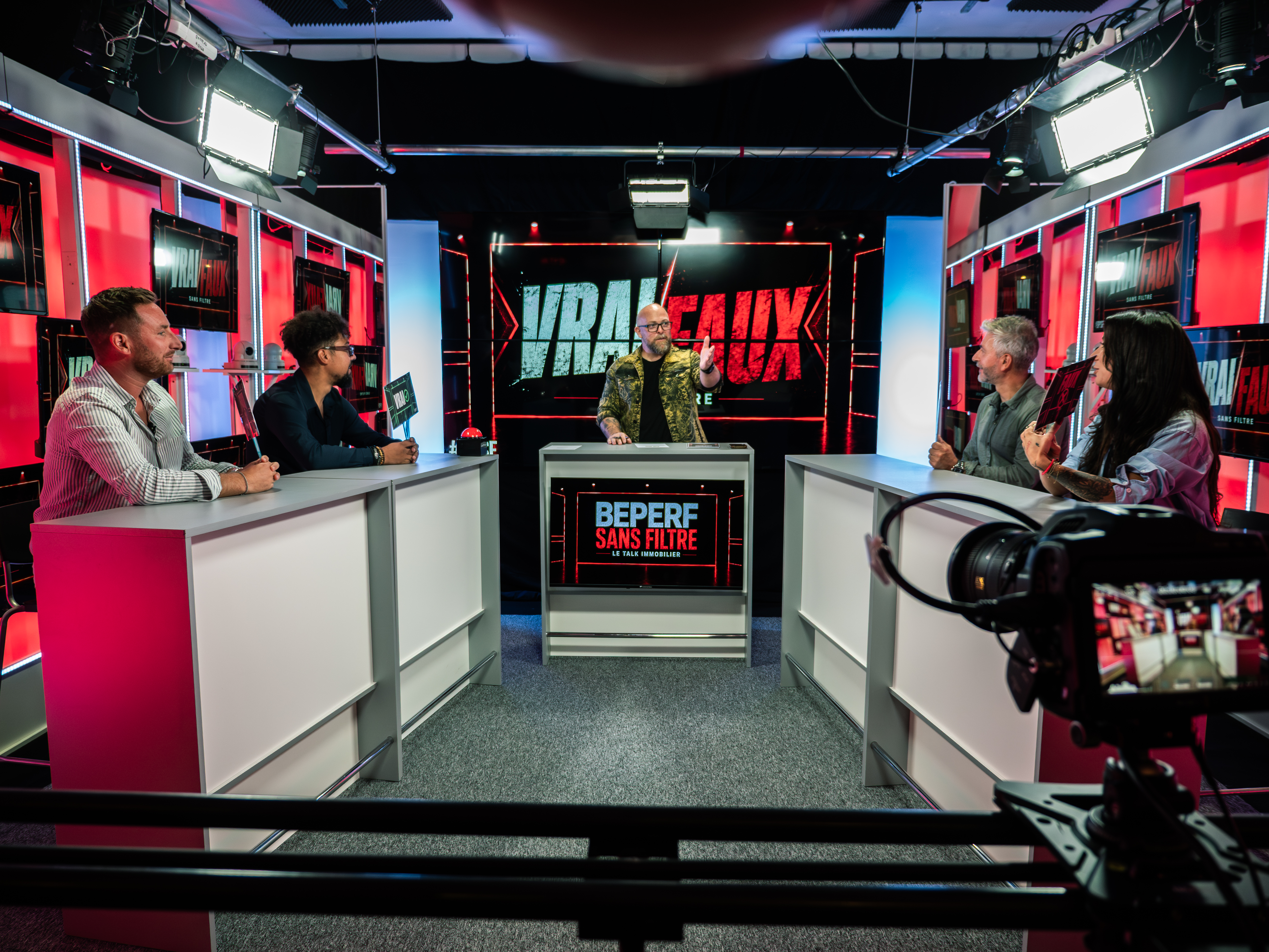 Le plateau BPSF pendant le tournage, avec les intervenants autour des pupitres et une caméra au premier plan