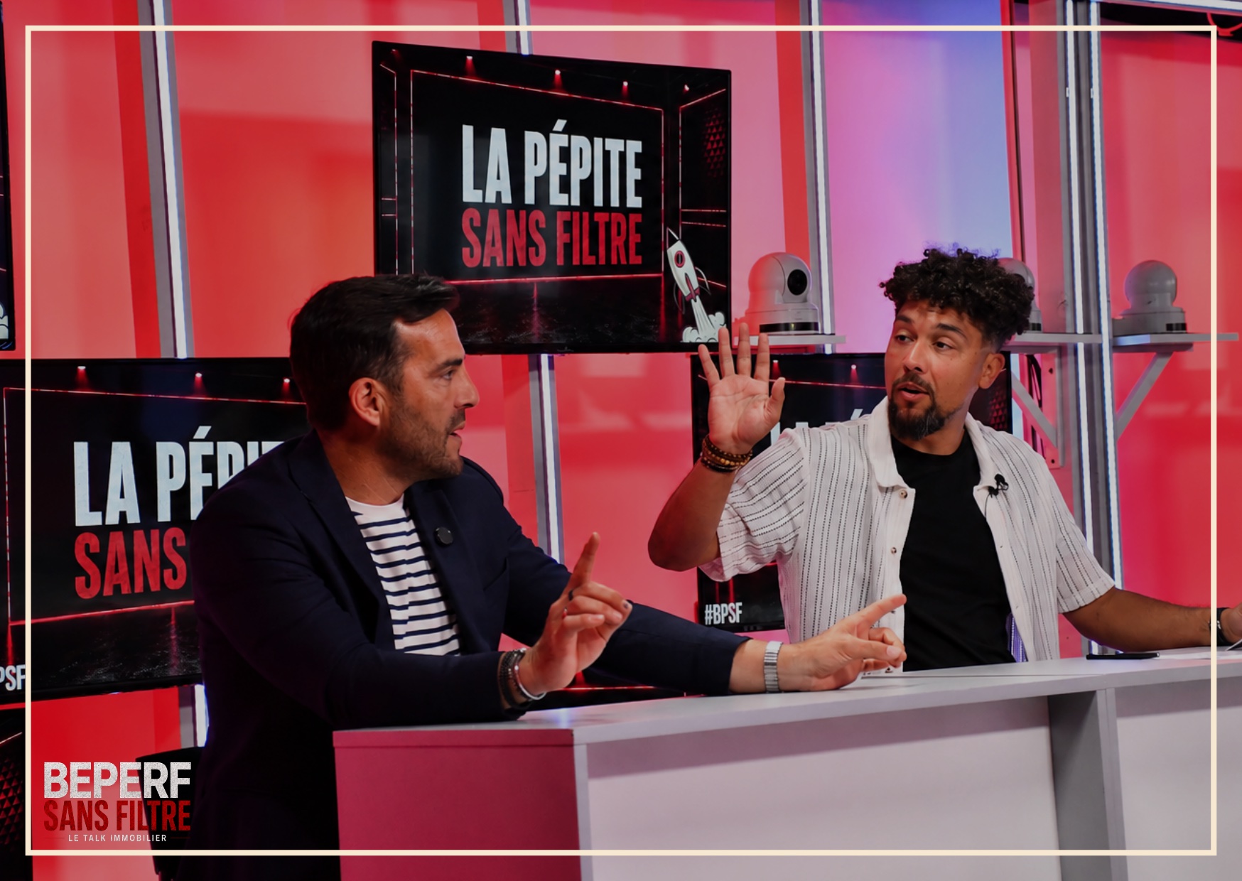 Échange entre deux participants au pupitre