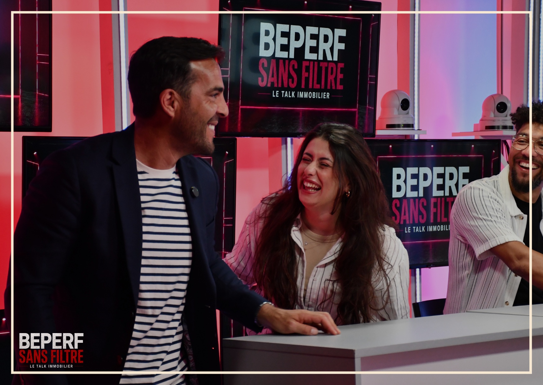 Un moment de rire sur le plateau